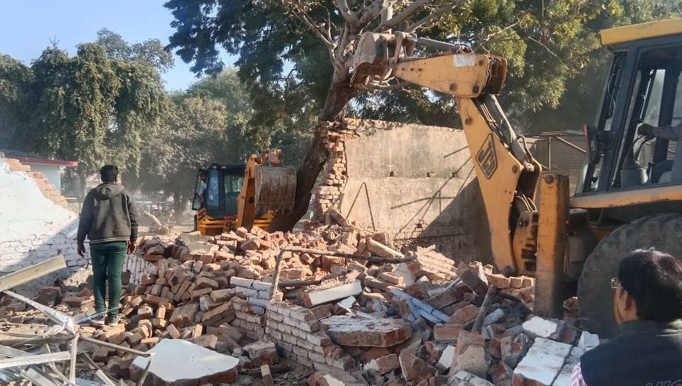फोटो-6- बस स्टैंड के पास कोठी तालाब मार्ग पर अतिक्रमण हटाती जेसीबी मशीनें। संवाद
