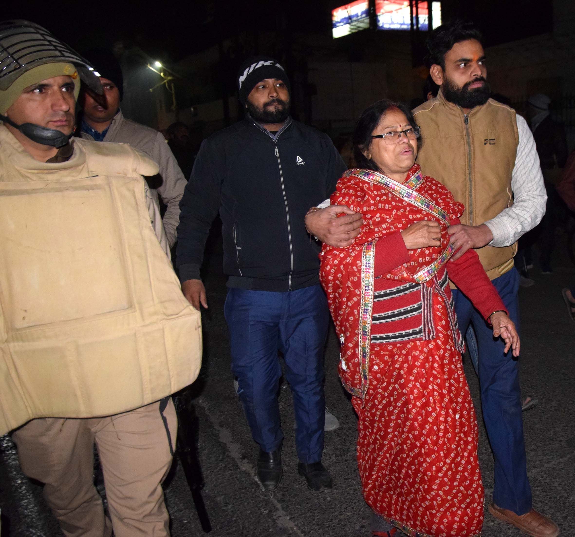 हाथरस अड्डा सराय सुल्तानी में दो समुदाय में हुए मारपीट में घायल की मां कार्यवाही की मांग करती। सं हाथरस अड्डा सराय सुल्तानी में दो समुदाय में हुए मारपीट में घायल की मां कार्यवाही की मांग करती। सं