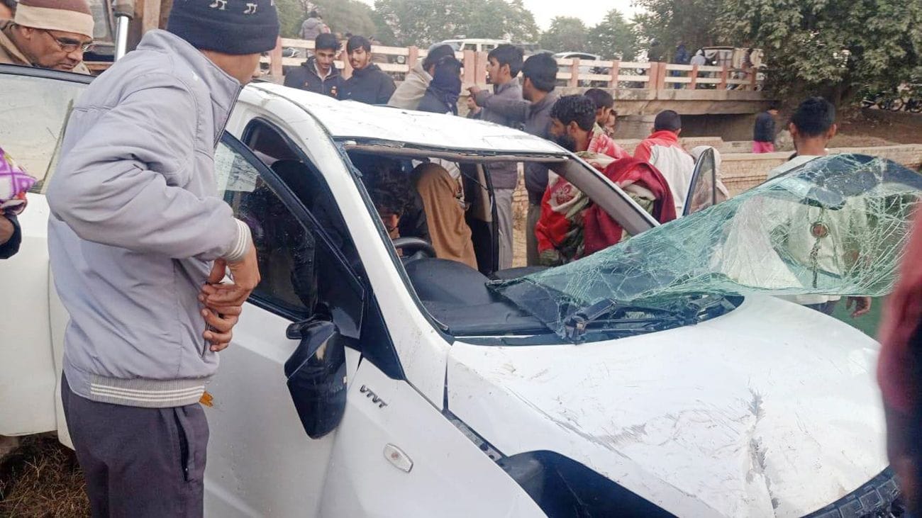 मंडी आदमपुर में हादसे के बाद मौके पर मौजूद ग्रामीण व बाहर निकाली गई गाड़ी।