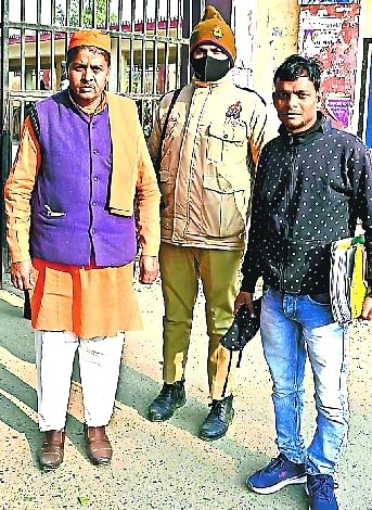 न्यायालय से बाहर आते हिंदू महासभा के पदाधिकारी मुकेश पटेल। न्यायालय से बाहर आते हिंदू महासभा के पदाधिकारी मुकेश पटेल।