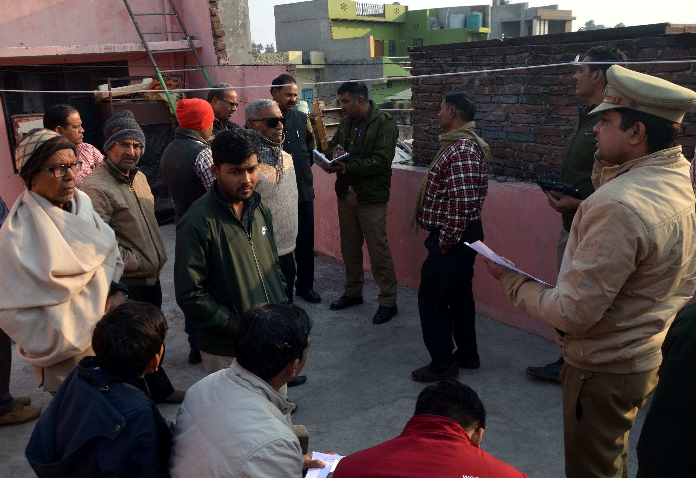 रिया सिंह निवासी वैकुंठ नगर गुरूद्वारा रोड नगला ताड़ द्वारा फांसी लगाकर की आत्महत्या के बाद परि?