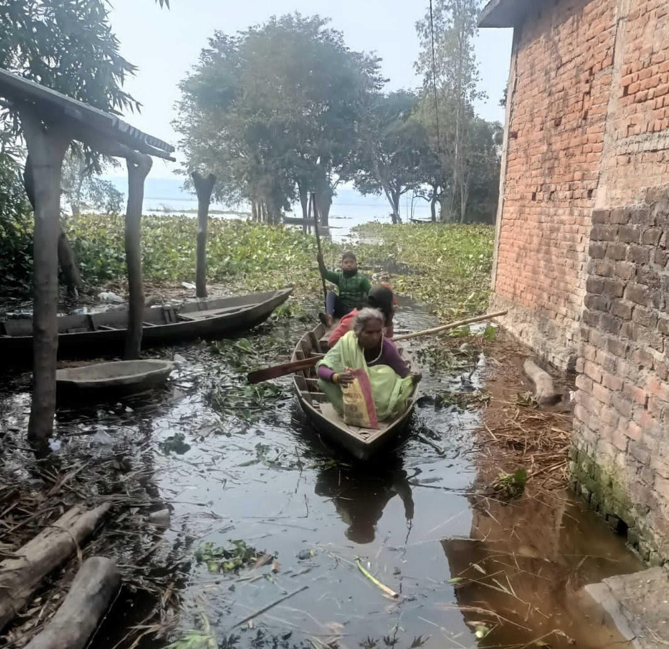 खटीमा के सिसैया बंधा, झाउपरसा गांव में हुए जलभराव के चलते नाव से आवागमन करते ग्रामीण। संवाद खटीमा के सिसैया बंधा, झाउपरसा गांव में हुए जलभराव के चलते नाव से आवागमन करते ग्रामीण। संवाद