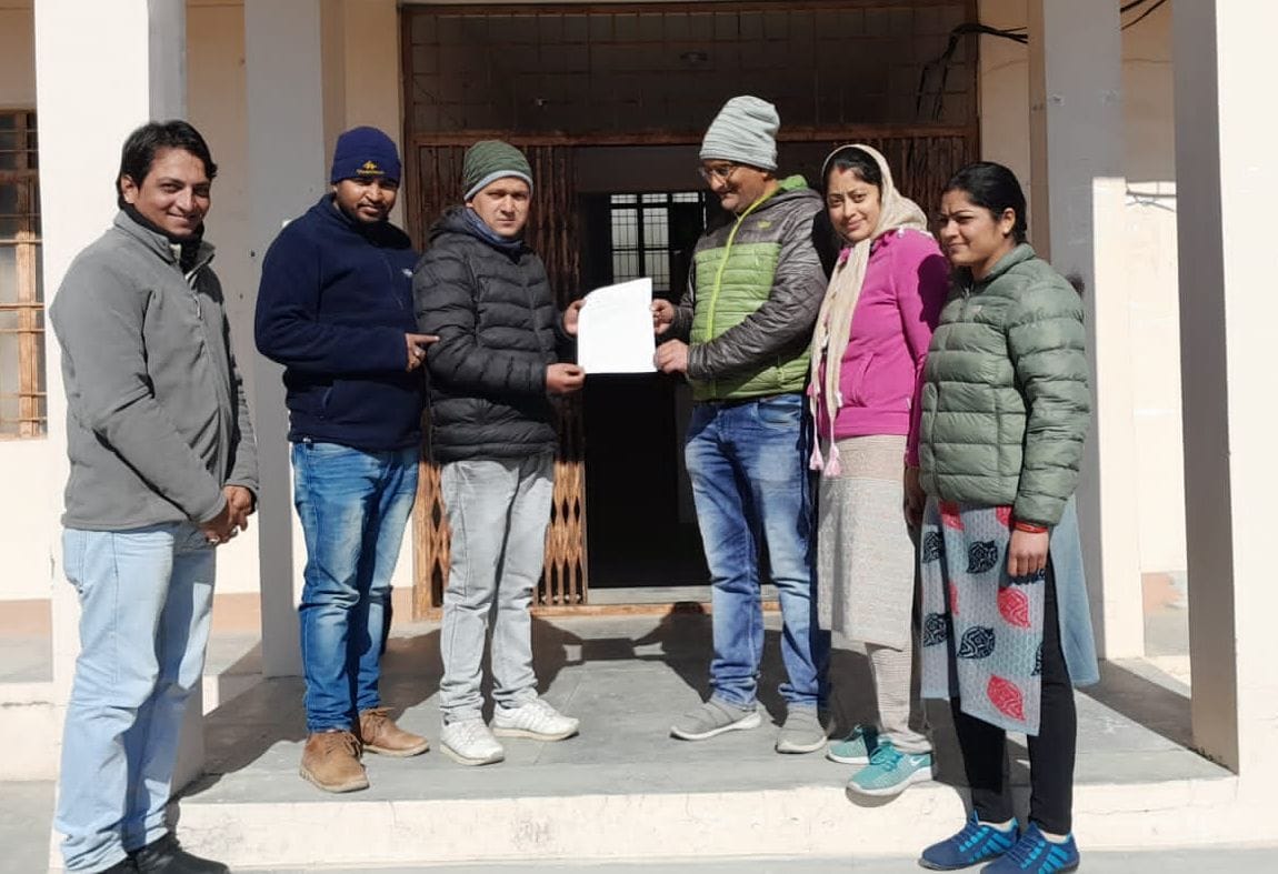 धौलछीना में एकीकरण का विरोध करते हुए बीडीओ को ज्ञापन देते ग्राम पंचायत विकास अधिकारी। संवाद