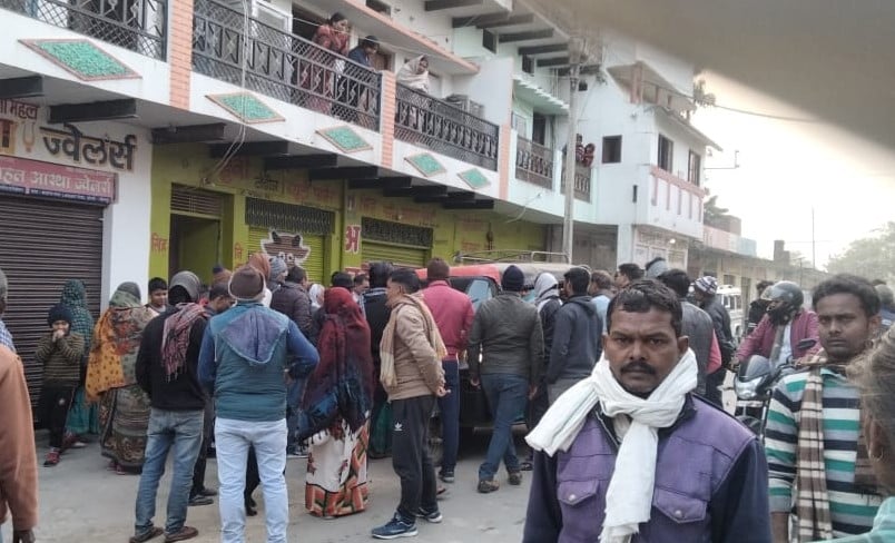 चंदवक क्षेत्र के विशुनपुर लेवरूवा गांव में मृतक यर्थाथ के घर पर जुटी लोगों की भीड़। संवाद चंदवक क्षेत्र के विशुनपुर लेवरूवा गांव में मृतक यर्थाथ के घर पर जुटी लोगों की भीड़। संवाद