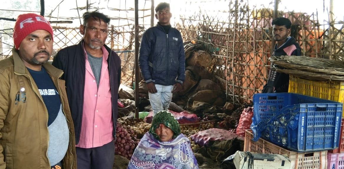 फोटो-2- सीतापुर सब्जी मंडी में आग से दुकानें व सामग्री जलने के बाद गमगीन खड़े दुकानदार। संवाद फोटो-2- सीतापुर सब्जी मंडी में आग से दुकानें व सामग्री जलने के बाद गमगीन खड़े दुकानदार। संवाद