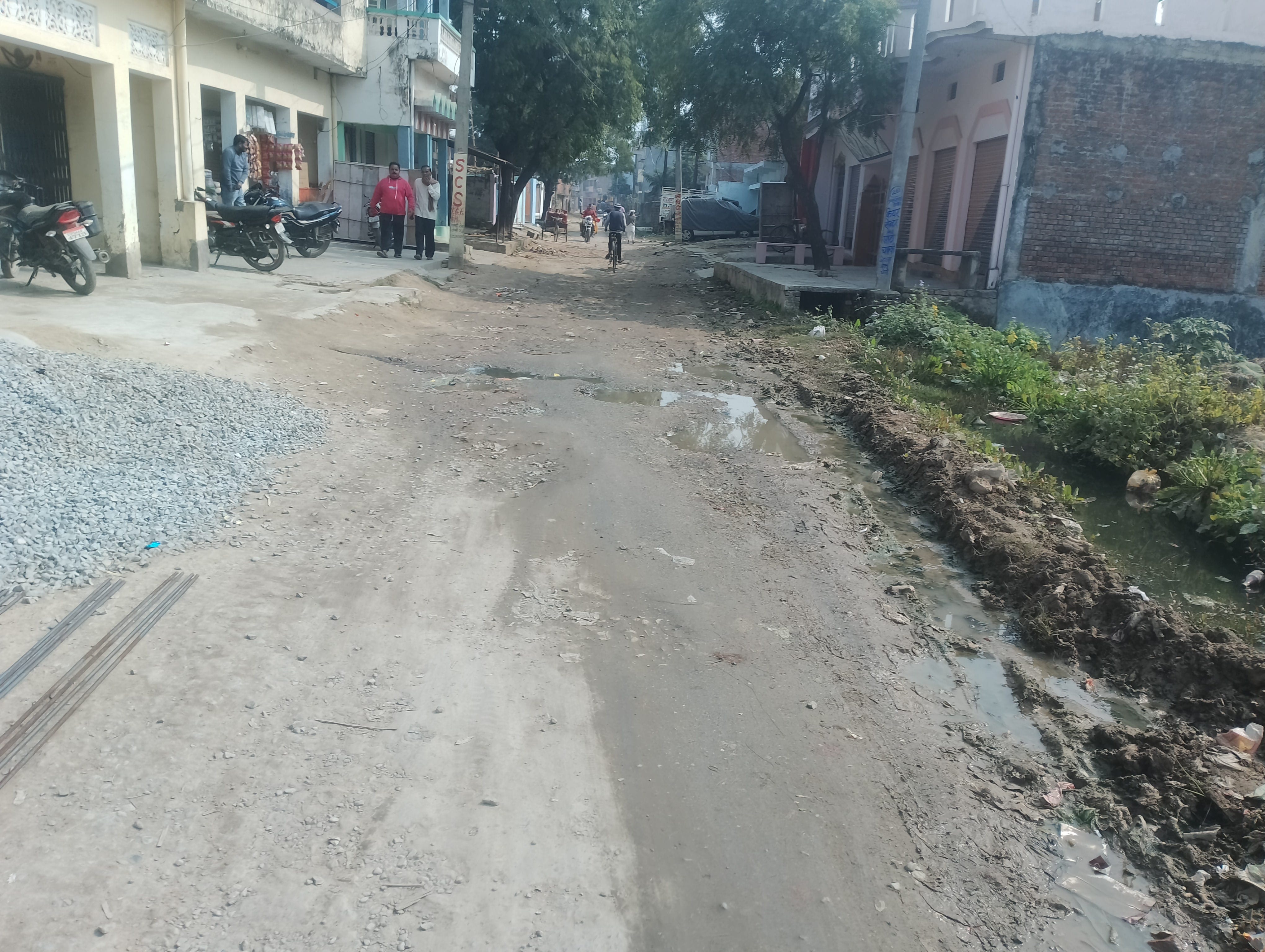 घोसी में बदहाल घोसी से पकड़ी जाने वाला मार्ग।संवाद घोसी में बदहाल घोसी से पकड़ी जाने वाला मार्ग।संवाद