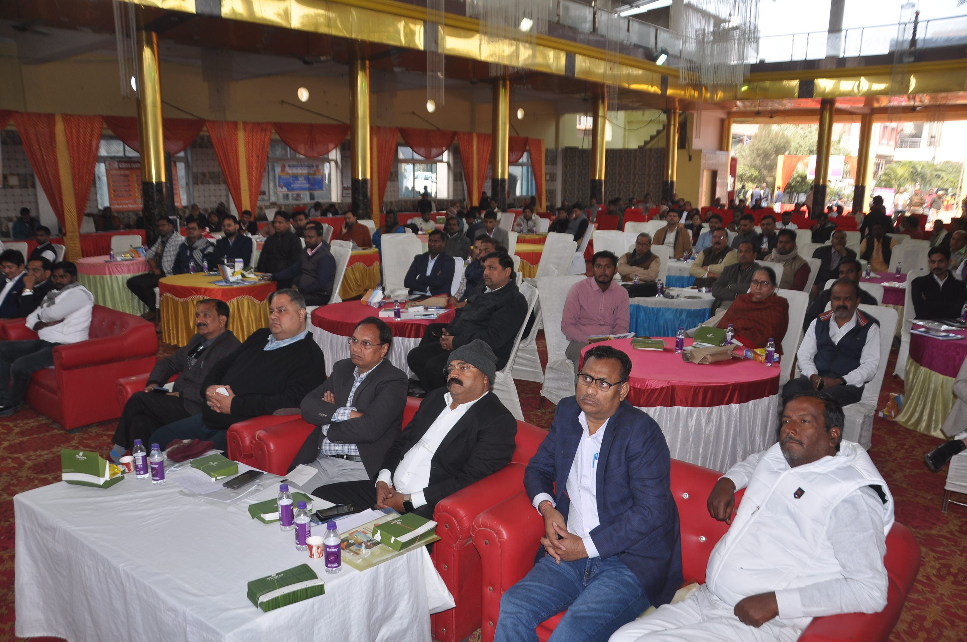 नगर के पुरानी तहसील स्थित एक प्लाजा में इन्वेस्टर्स समीट 2023 में मौजूद उद्यमी। संवाद