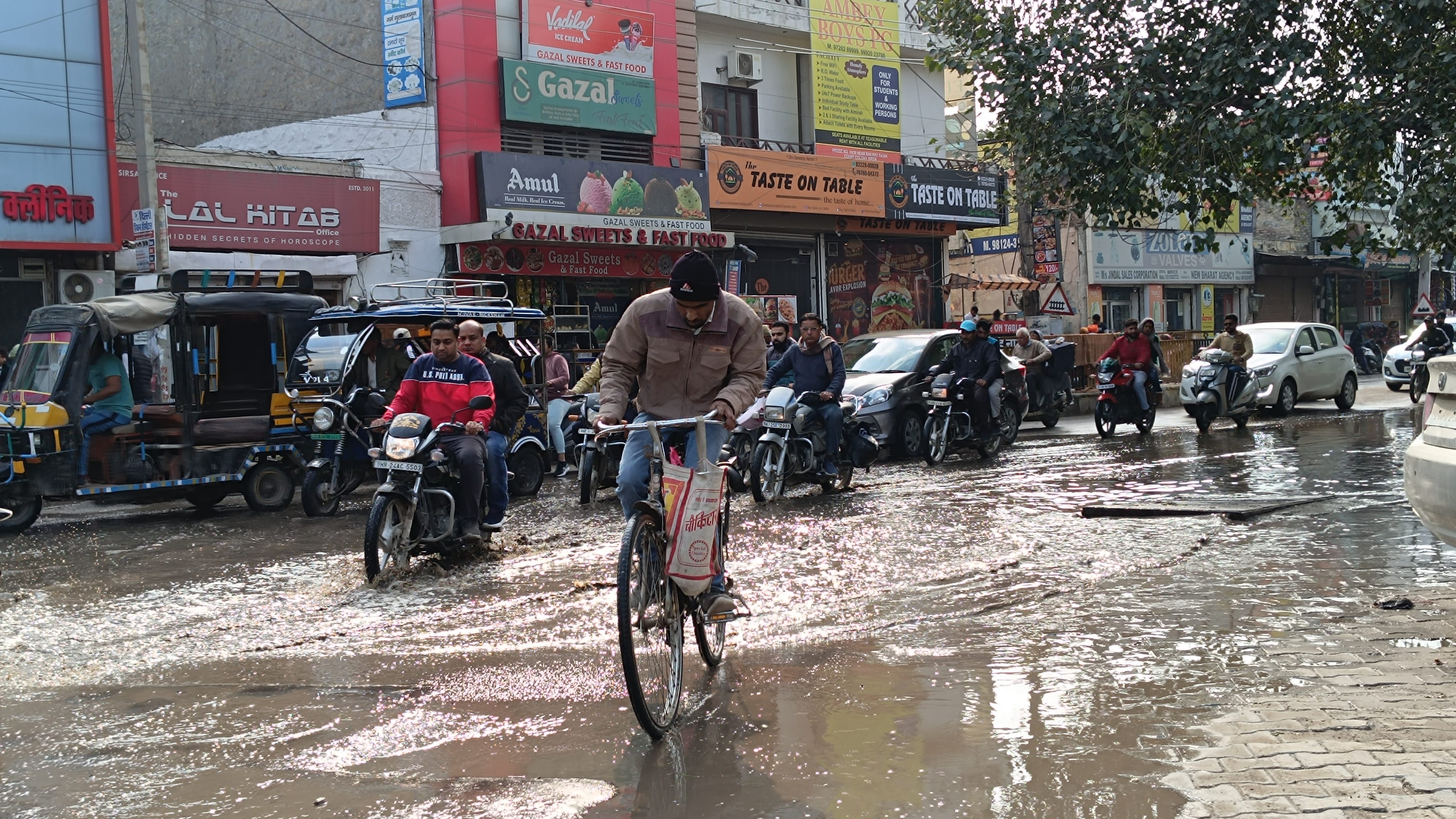 बारिश के बाद बाल भवन रोड पर हुए जलभराव से गुजरते वाहन चालक ।  संवाद
