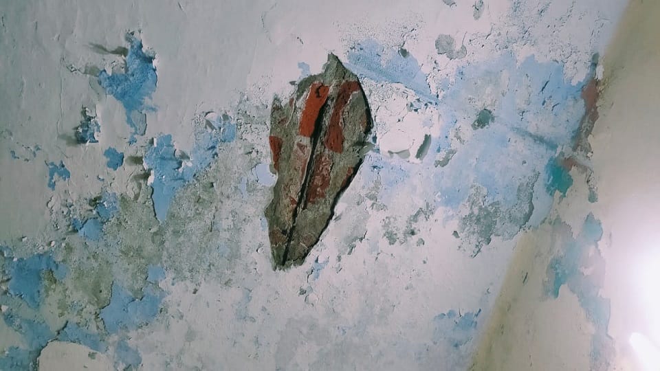 छत का प्लास्टर छूटा हुआ