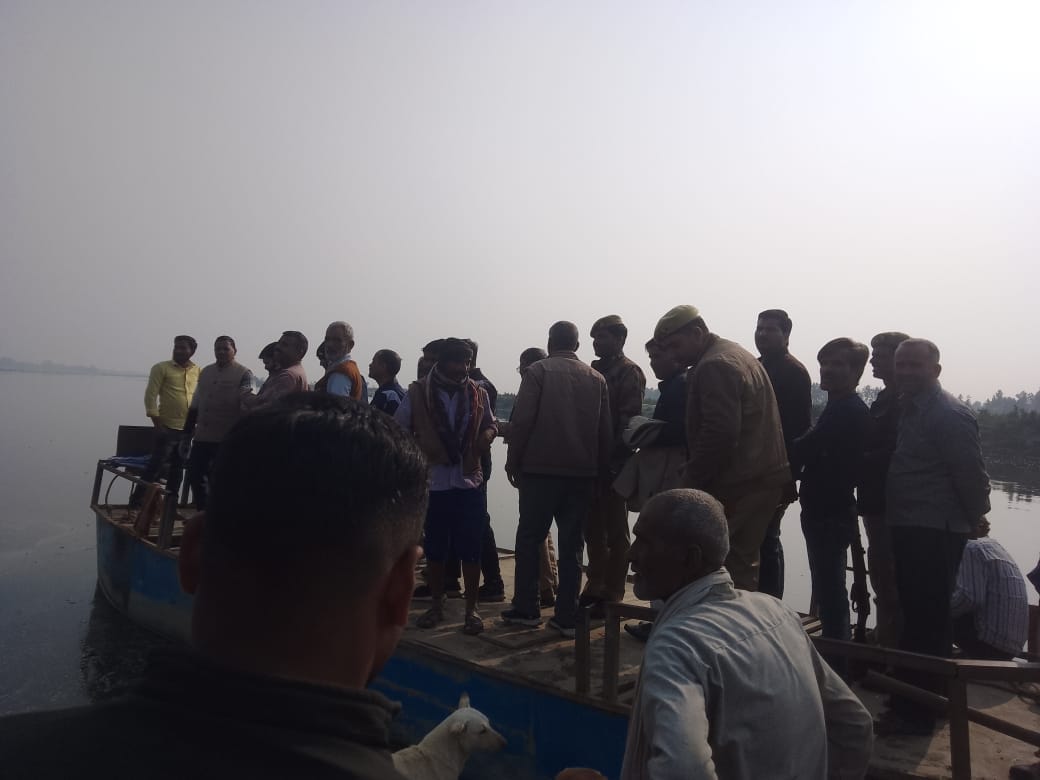 तहसीलदार के साथ संयुक्त टीम ने कटरी के गांव का सीमांकन किया वहीं मोटर बोट में बैठकर रामगंगा नदी प?