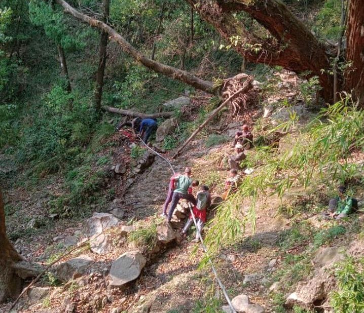 बंगापानी तहसील के मेतली क्षेत्र में पेयजल लाइन ठीक करते ग्रामीण। संवाद बंगापानी तहसील के मेतली क्षेत्र में पेयजल लाइन ठीक करते ग्रामीण। संवाद
