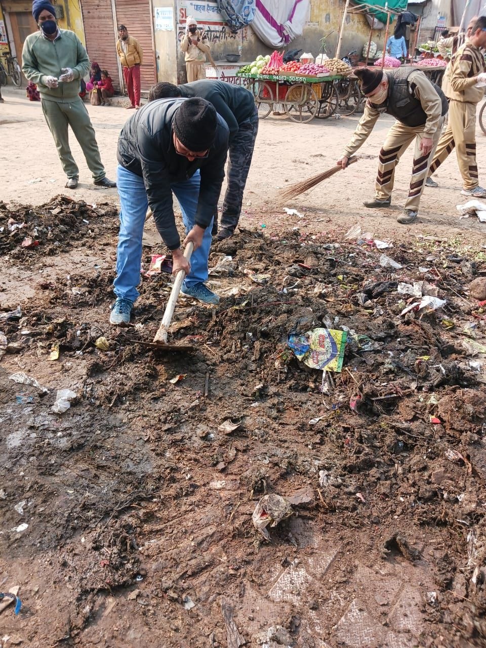 डेरा अनुयायी शहर में सफाई करते हुए। संवाद