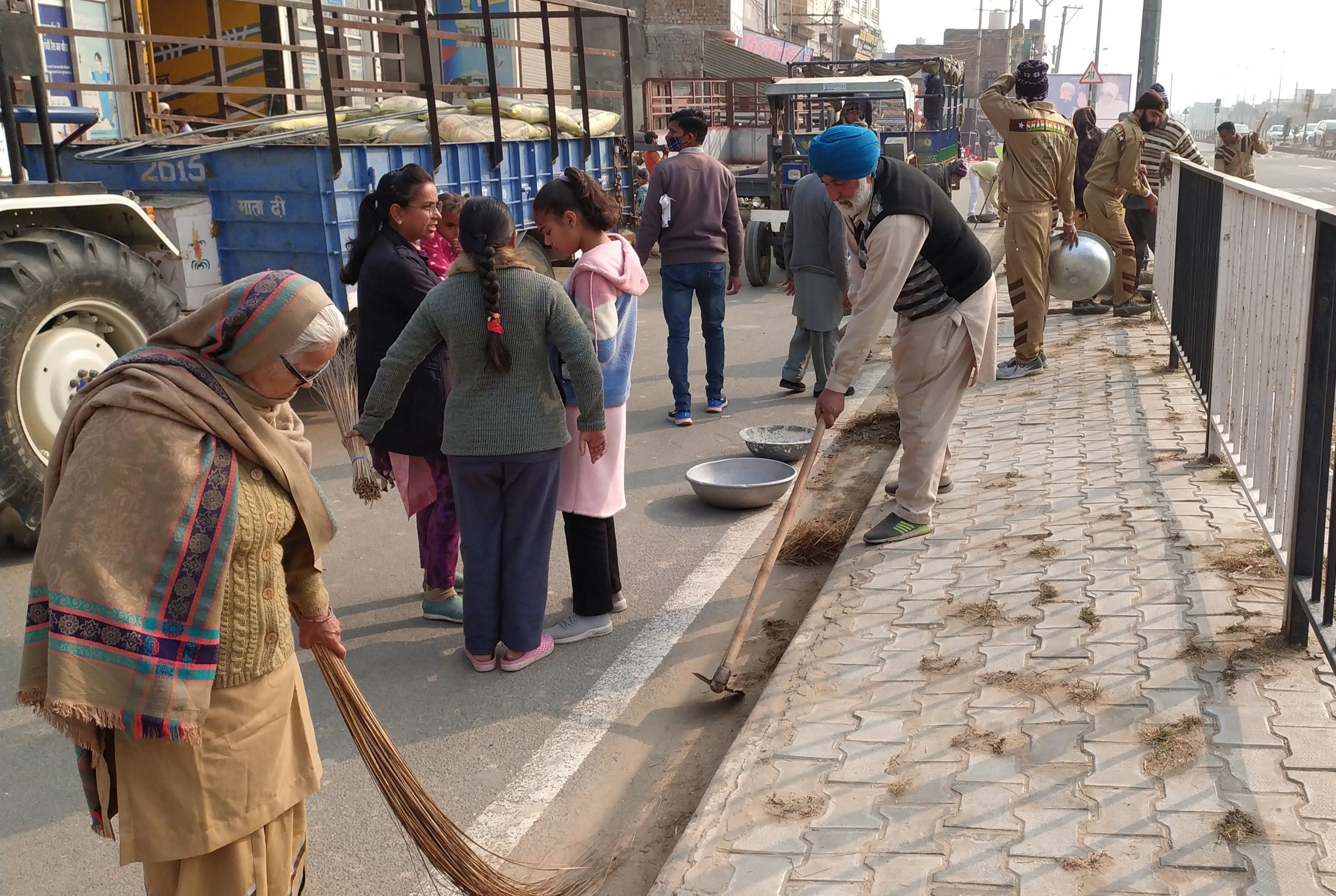 सफाई अभियान के दौरान सफाई करते डेरा अनुयायी। संवाद