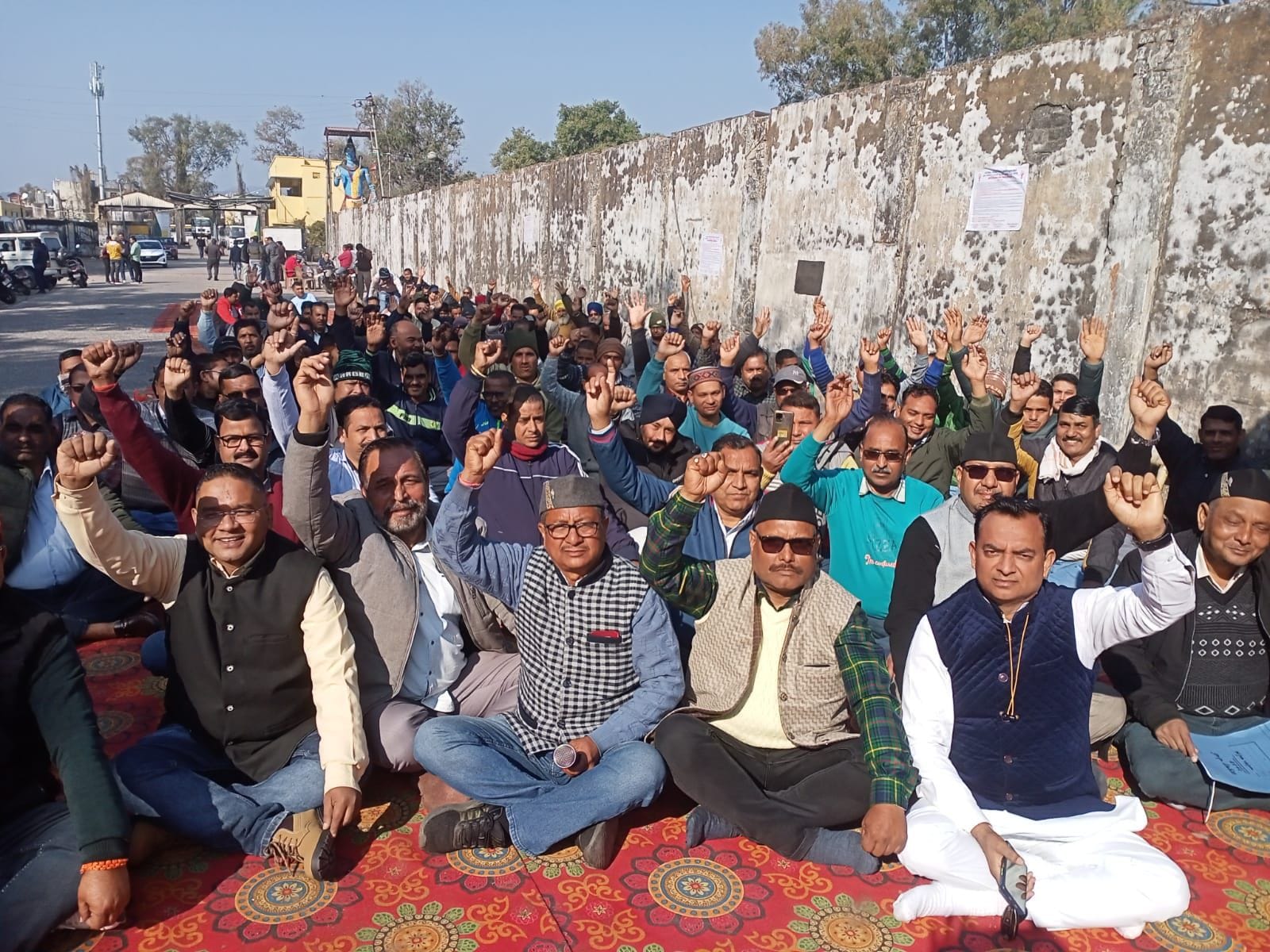 टनकपुर में क्षेत्रीय कार्यशाला गेट पर धरने पर प्रदर्शन करते रोडवेज कर्मचारी। संवाद