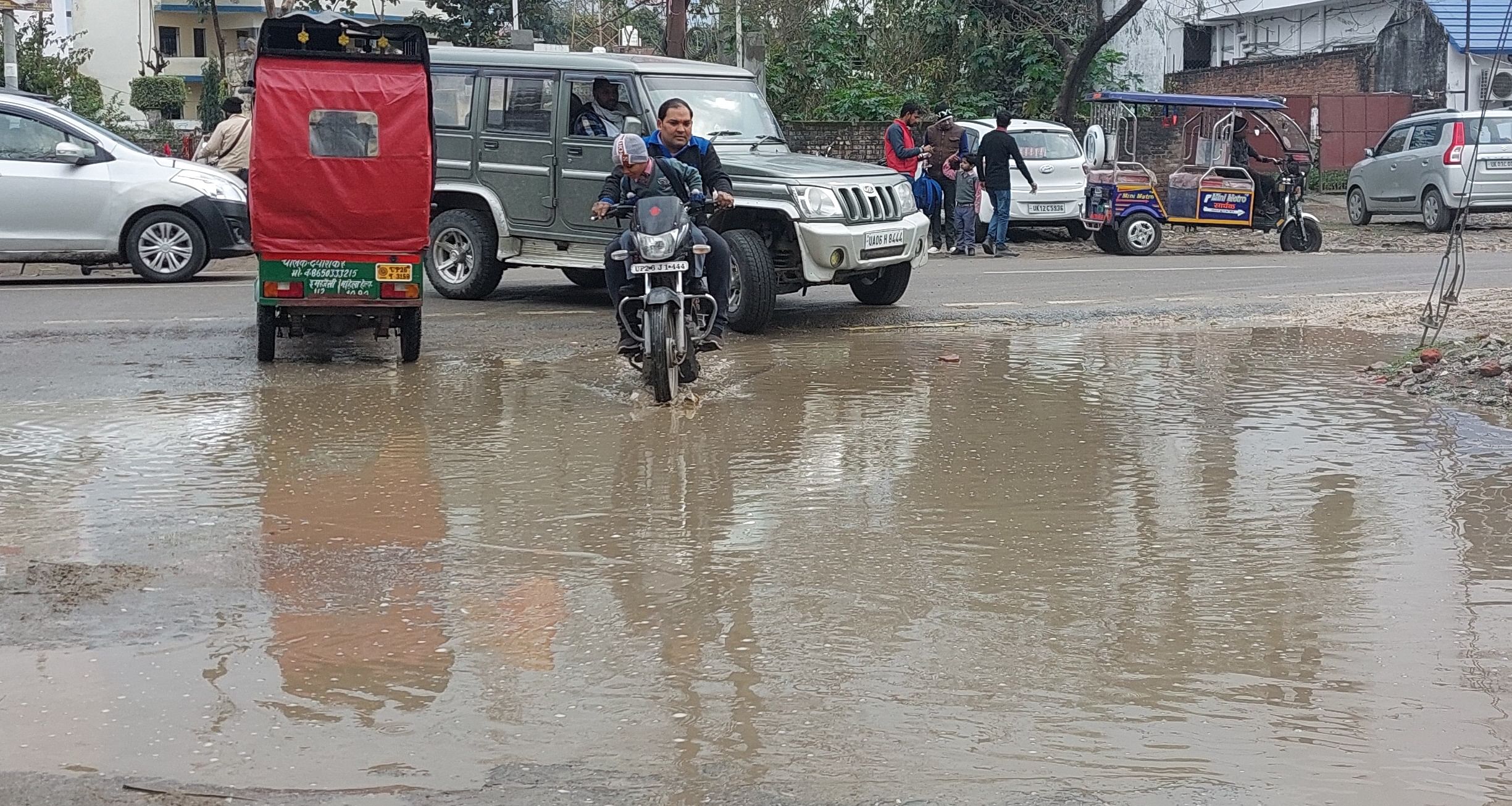 अशोक कॉलोनी स्थित टनकपुर रोड पर हुआ जलभराव। संवाद