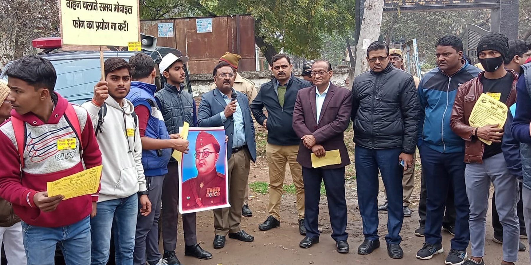नेताजी के जयंती पर भदोही चौरी रोड पर मानव श्रृंखला में जुटे अधिकारीगण नेताजी के जयंती पर भदोही चौरी रोड पर मानव श्रृंखला में जुटे अधिकारीगण