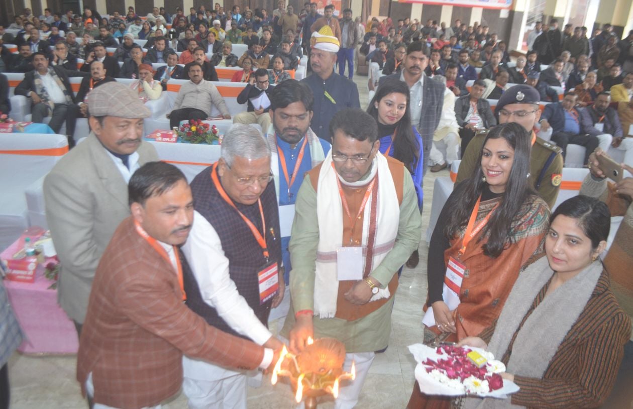 दिल्ली रोड पर आयोजित हापुड इंवस्टर समिट कार्यक्रम का दीप जलाकर शुभारंभ करते राज्य मंत्री नरेंद् दिल्ली रोड पर आयोजित हापुड इंवस्टर समिट कार्यक्रम का दीप जलाकर शुभारंभ करते राज्य मंत्री नरेंद्