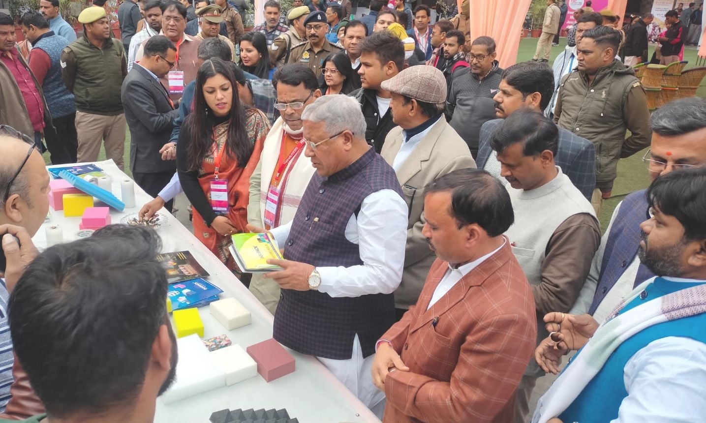 दिल्ली रोड पर आयोजित हापुड इंवस्टर समिट कार्यक्रम में लगे स्टॉल पर जानकारी करते राज्य मंत्री नर? दिल्ली रोड पर आयोजित हापुड इंवस्टर समिट कार्यक्रम में लगे स्टॉल पर जानकारी करते राज्य मंत्री नर?