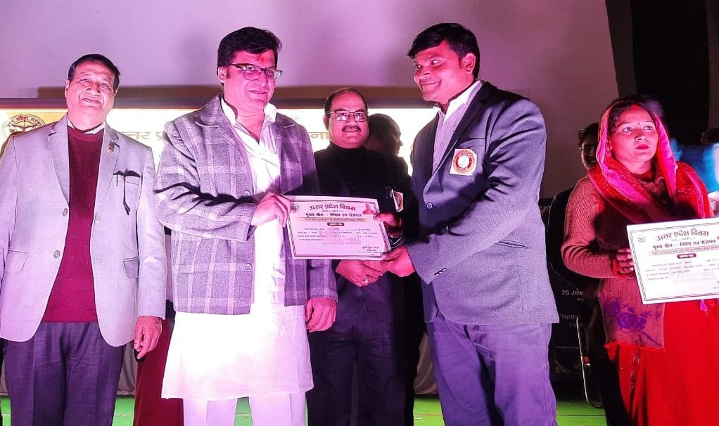 फोटो-38- यूपी दिवस पर औद्योगिक इकाई की स्थापना के निवेश का प्रमाण-पत्र देते राज्यमंत्री नितिन अग्र फोटो-38- यूपी दिवस पर औद्योगिक इकाई की स्थापना के निवेश का प्रमाण-पत्र देते राज्यमंत्री नितिन अग्र