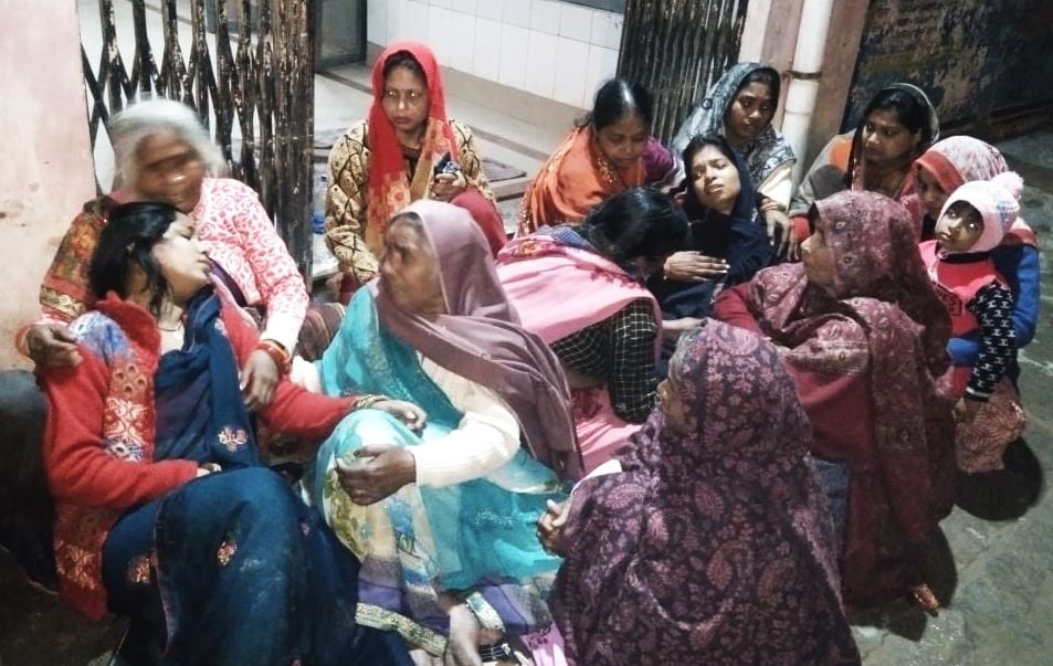 फोटो-41- जिला चिकित्सालय में रोती बिलखती परिजन महिलाएं फोटो-41- जिला चिकित्सालय में रोती बिलखती परिजन महिलाएं