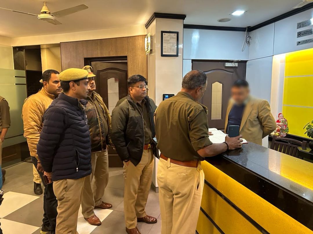 शहरके एक होटल में मैनेजर से जानकारी करते सीओ सिटी सतीश शुक्ला। संवाद शहरके एक होटल में मैनेजर से जानकारी करते सीओ सिटी सतीश शुक्ला। संवाद