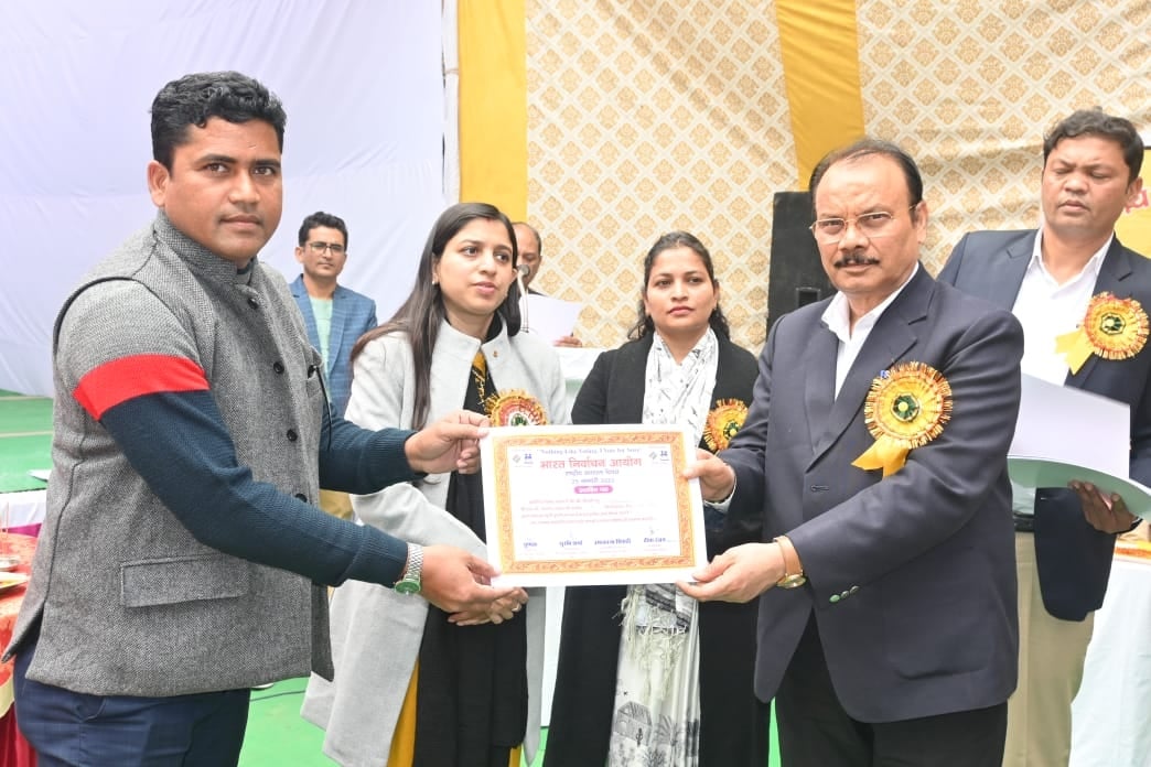 फोटो 25 बीएनडीपी 20- मतदाता दिवस पर बीएलओ को प्रमाण पत्र देतीं डीएम। संवाद फोटो 25 बीएनडीपी 20- मतदाता दिवस पर बीएलओ को प्रमाण पत्र देतीं डीएम। संवाद