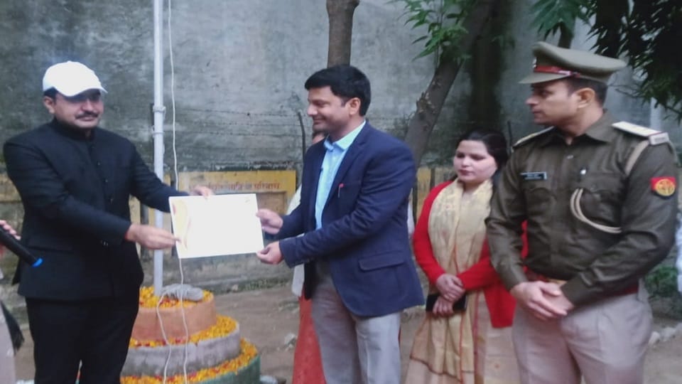 सीडीओ ध्वजारोहण करते हुए