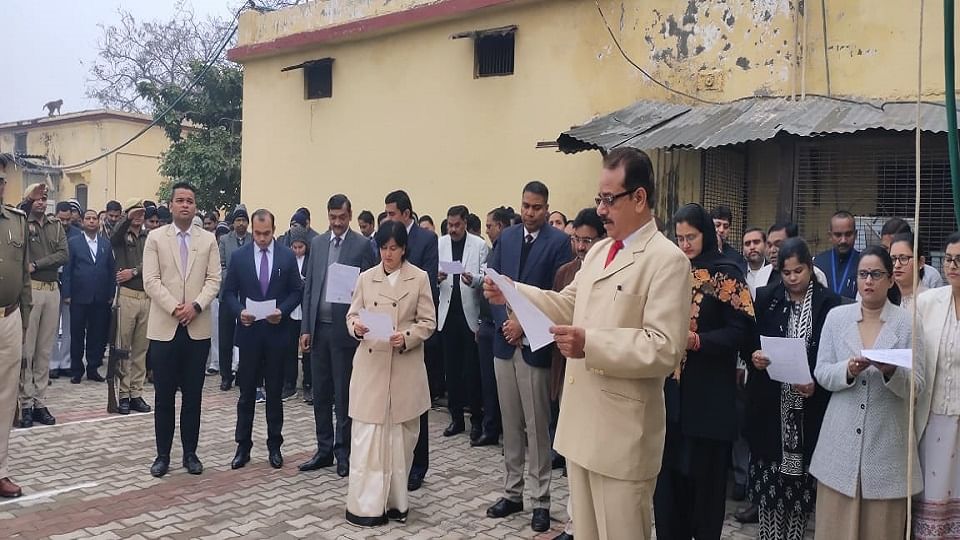 संविधान की प्रस्तावना का संकल्प लेते हुए