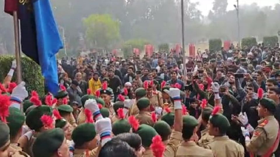 एएमयू में एनसीसी कैडेट्स नारेबाजी करते हुए