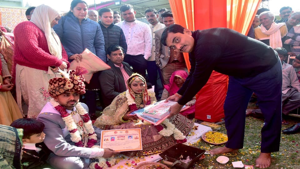 कन्यादान करते डीएम इंद्र विक्रम सिंह