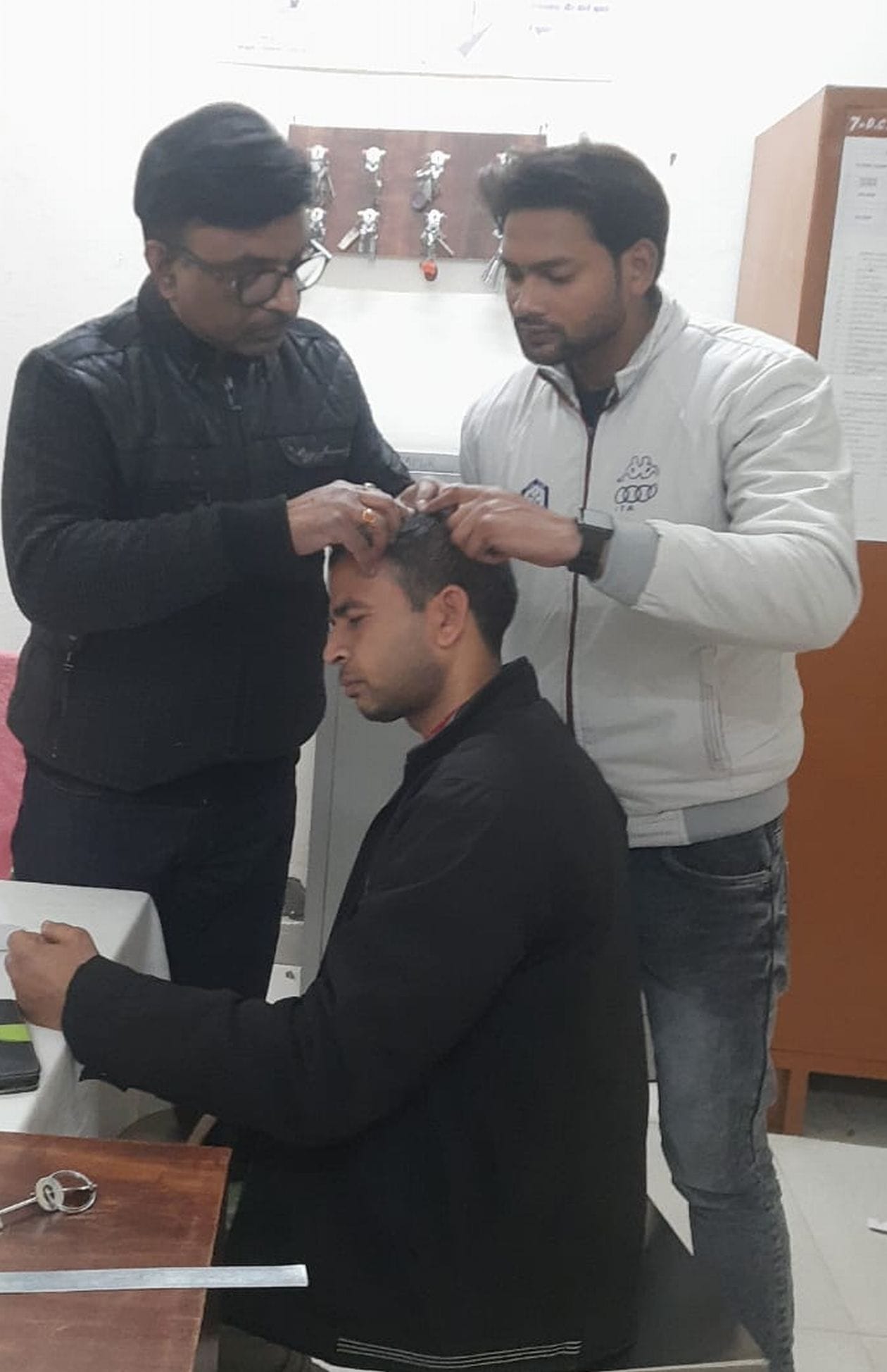 सरकारी अस्पताल में मारपीट में घायल हुये शिक्षक की डॉक्टरी करते चिकित्सक। संवाद सरकारी अस्पताल में मारपीट में घायल हुये शिक्षक की डॉक्टरी करते चिकित्सक। संवाद