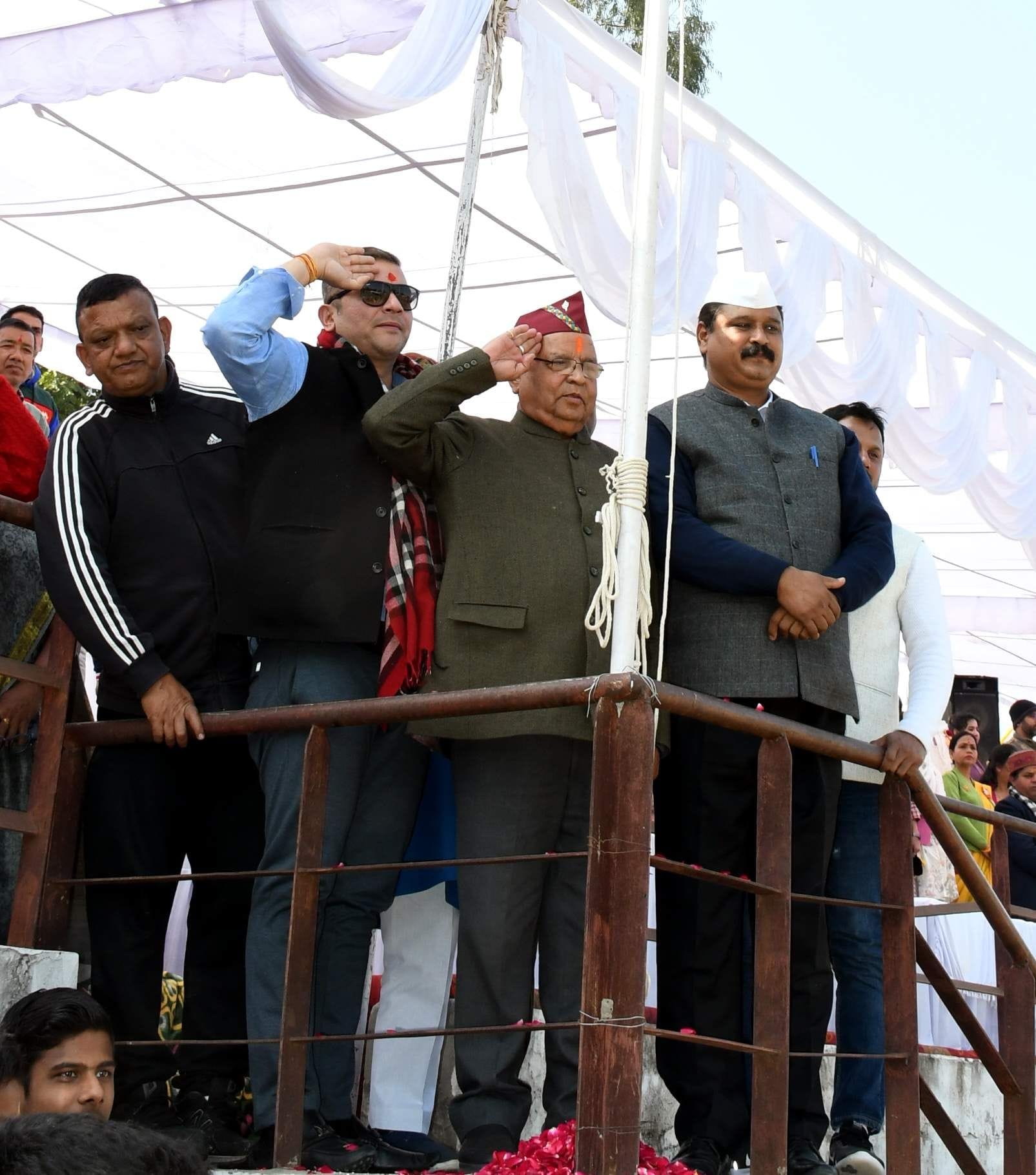 गणतंत्र दिवस के अवसर पर हल्द्वानी के स्पोर्ट्स स्टेडियम में झंडा रोहण के बाद सलामी देते कालाढुं? गणतंत्र दिवस के अवसर पर हल्द्वानी के स्पोर्ट्स स्टेडियम में झंडा रोहण के बाद सलामी देते कालाढुं?