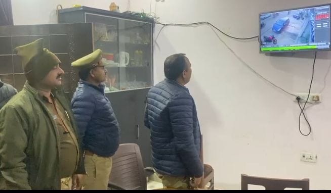 फोटो-02- सीसीटीवी फुटेज देखते पुलिसकर्मी फोटो-02- सीसीटीवी फुटेज देखते पुलिसकर्मी