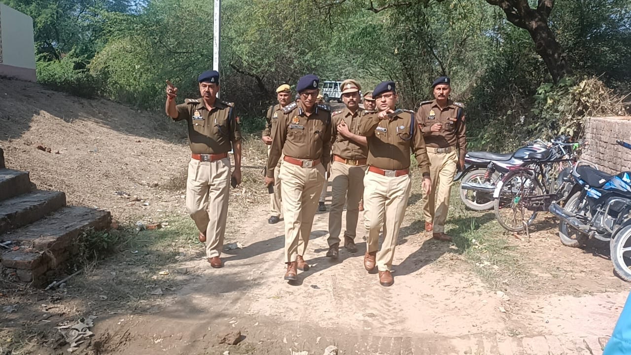 फोटो 29 बीएनडीपी 21- गांव में घटनास्थल की ओर जाते डीआईजी, एसपी व अन्य। संवाद