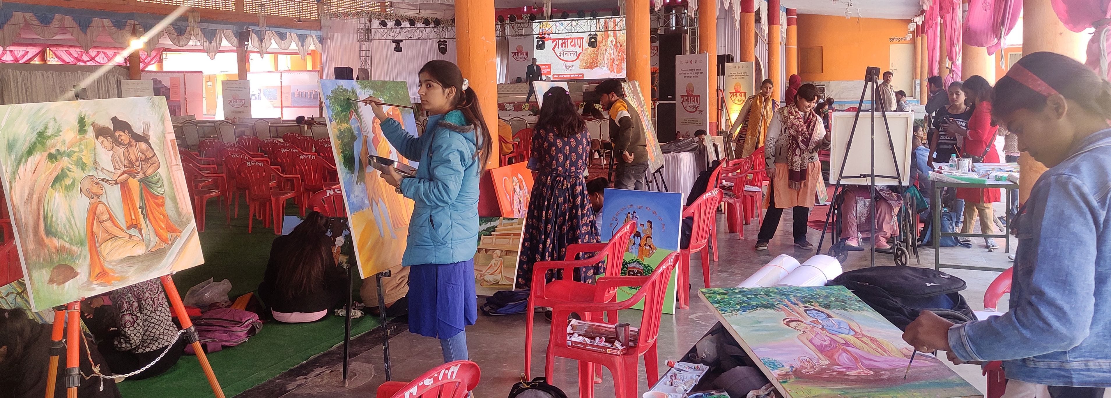 फोटो नंबर-5- रामायण कॉन्क्लेव कार्यक्रम में भगवान राम कथा पर आधारित चित्रों को उकेरते दिव्यांग वि फोटो नंबर-5- रामायण कॉन्क्लेव कार्यक्रम में भगवान राम कथा पर आधारित चित्रों को उकेरते दिव्यांग वि