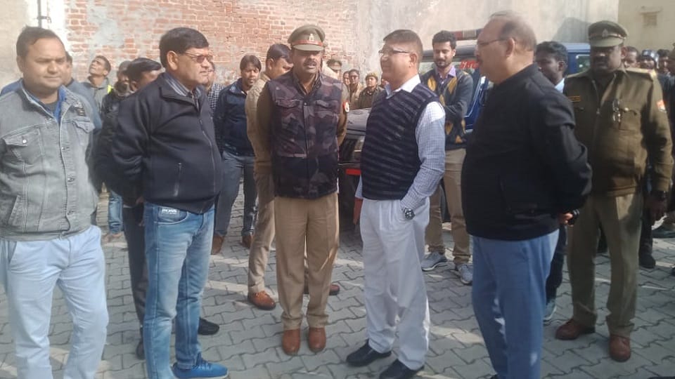 महिला को समझाने पहुंचे अधिकारी