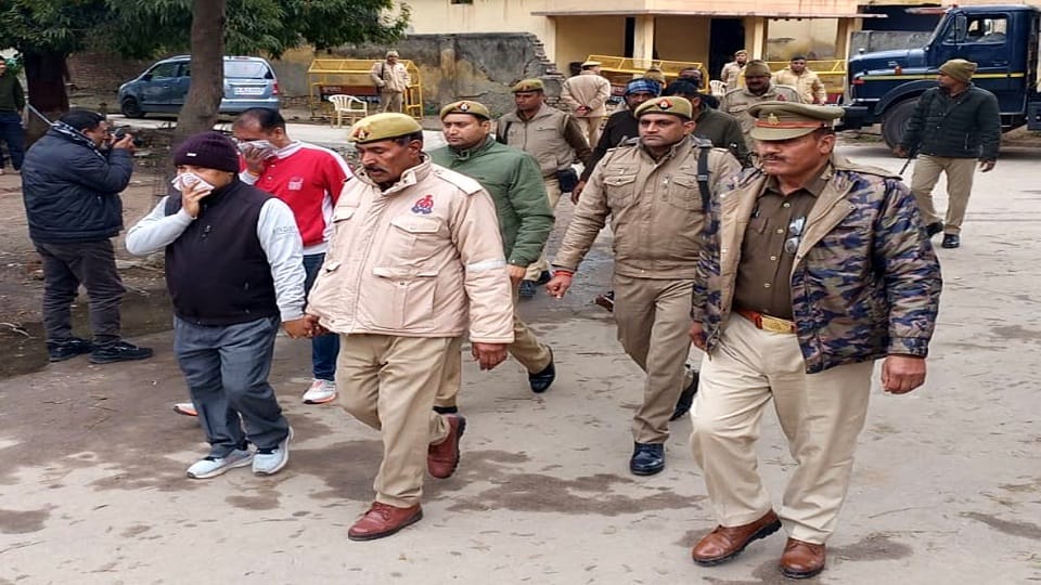 दोषियों को जेल जाते हुए पुलिसकर्मी