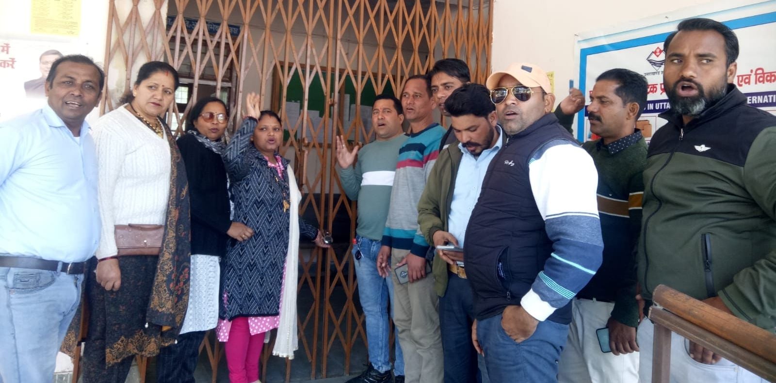 रामनगर ब्लॉक ऑफिस में तालाबंदी करते प्रधान। रामनगर ब्लॉक ऑफिस में तालाबंदी करते प्रधान।