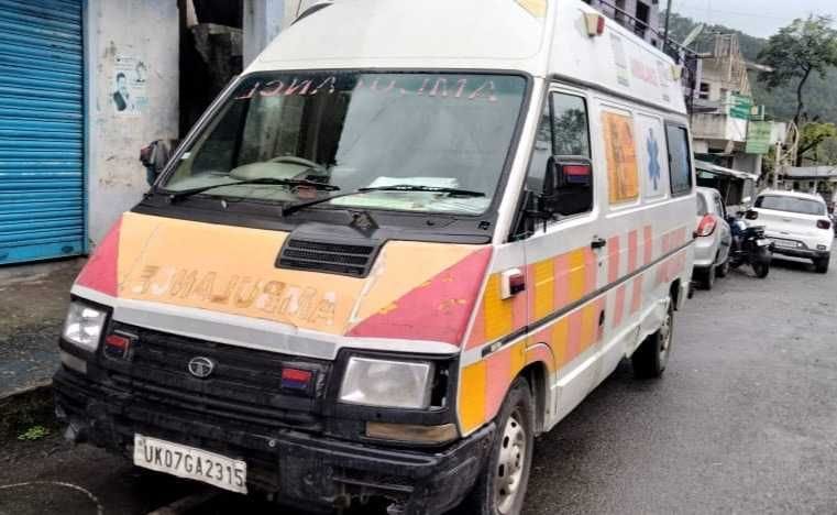 चंपावत की खराब एंबुलेंस। संवाद