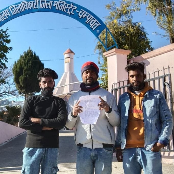 चंपावत कलेक्ट्रेट में अंसगठित मजदूर संगठन के अध्यक्ष अब्दुल नाजिम ज्ञापन दिखाते हुए। संवाद