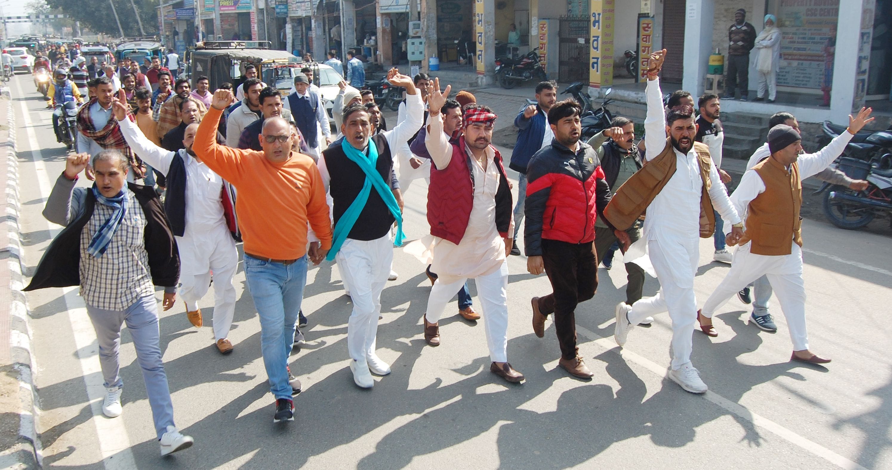 ई-टेंडरिंग के विरोध में करनाल रोड पर उप मुख्यमंत्री दुष्यंत चौटाला के खिलाफ नारेबाजी कर प्रदर्श? ई-टेंडरिंग के विरोध में करनाल रोड पर उप मुख्यमंत्री दुष्यंत चौटाला के खिलाफ नारेबाजी कर प्रदर्श?