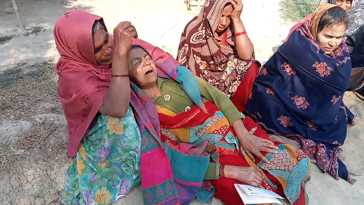 नंदगंज के हाला गांव में घटना के बाद रोती- बिलखती महिलाएं। संवाद नंदगंज के हाला गांव में घटना के बाद रोती- बिलखती महिलाएं। संवाद