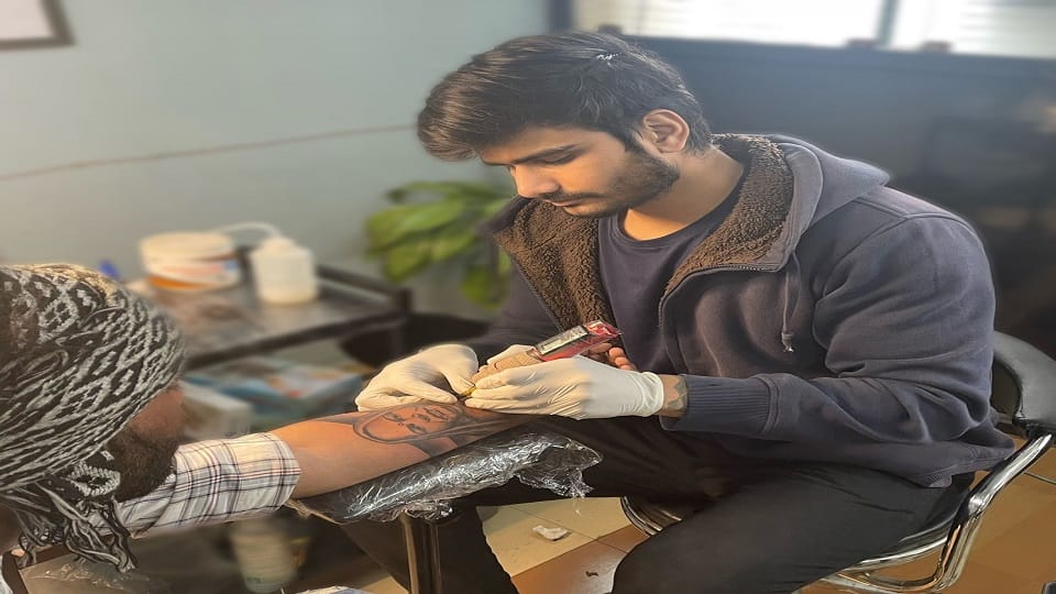 टैटू बनाते रचित जादौन