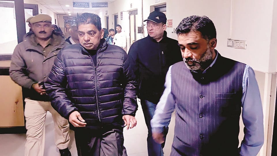 एएमयू इंतजामिया के अधिकारी