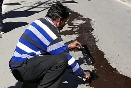 नैनीताल स्थित माल रोड में पड़ी दरारों को भरता लोनिवि कर्मी