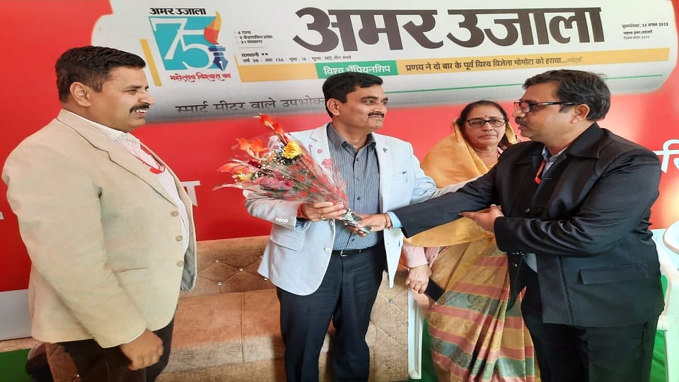डीएम इंद्र विक्रम सिंह का स्वागत करते सम्पादक अतुल श्रीवास्तव