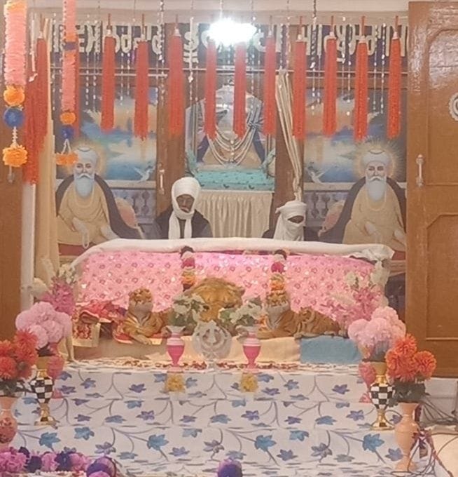 बाजपुर के नानकसर ठाठ गुरुद्बारा साहिब में सजे दीवान साहिब ।