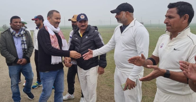 गदरपुर की मौर्य क्रिकेट एकेडमी में खिलाड़ियों से परिचय प्राप्त करते मुख्य अतिथि अजय तिवारी।