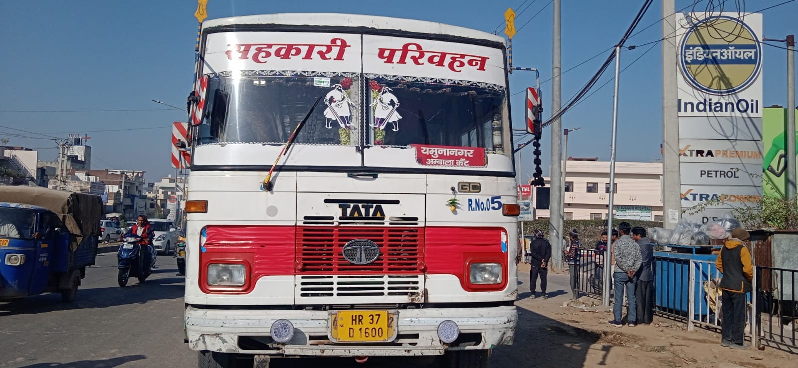 हादसे बाद टांगरी पुल के पास खड़ी बस हादसे बाद टांगरी पुल के पास खड़ी बस