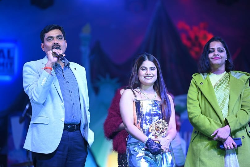 ज्योतिका के साथ डीएम इंद्र विक्रम सिंह